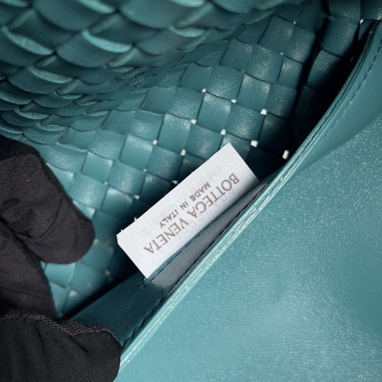 Bottega Veneta Medium Cabat