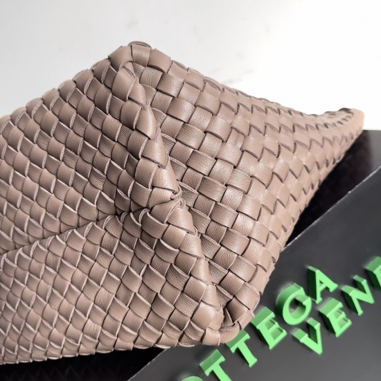 Bottega Veneta Medium Cabat