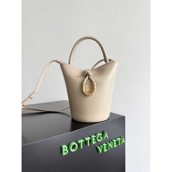 Bottega Veneta Small Liberta Bucket