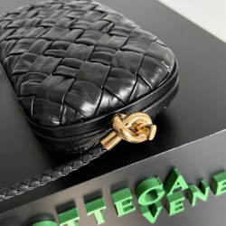 BottegaVeneta Knot On Strap Dinner Package Size: 20.5*6*12.5CM BottegaVeneta Knot On Strap Dinner Package Size: 20.5*6*12.5CM