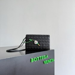 BottegaVeneta Andiamo Daisy Pouch