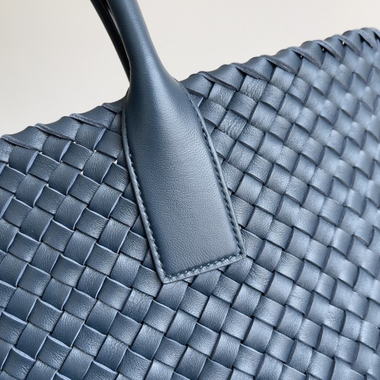 Bottega Veneta Medium Cabat