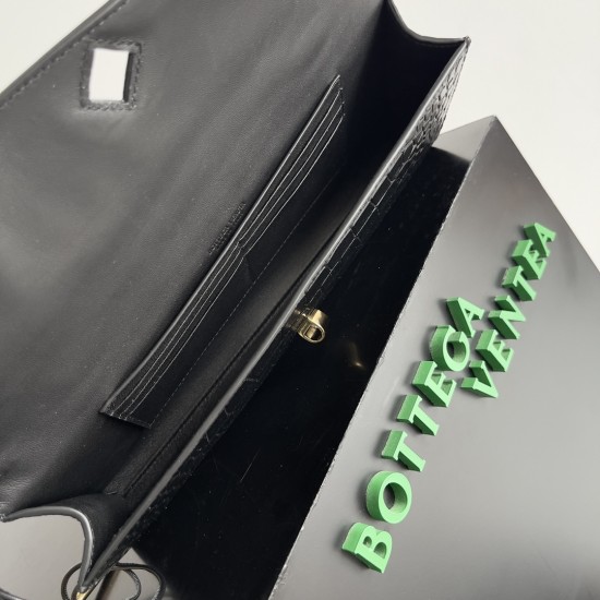 Bottega Veneta Andiamo Clutch