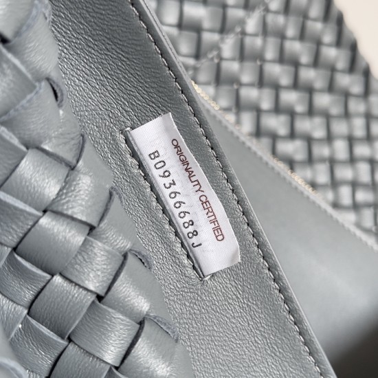 Bottega Veneta Medium Cabat