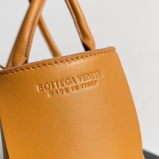 Bottega Veneta Arco Tote Size：30*20*11.5cm