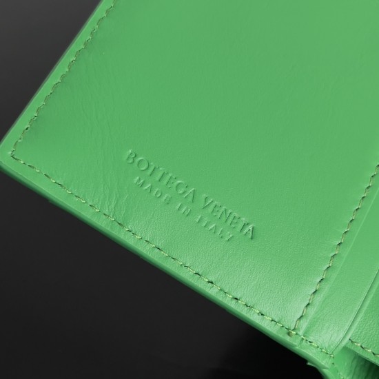 Bottega Veneta Intrecciato Medium Bi-Fold Wallet Bottega Veneta Intrecciato Medium Bi-Fold Wallet