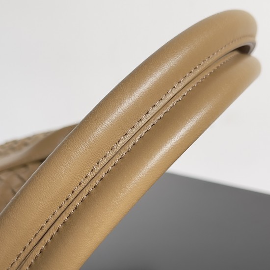 Bottega Veneta Medium Cabat