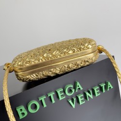 BottegaVeneta Knot On Strap Dinner Package Size: 20.5*6*12.5CM BottegaVeneta Knot On Strap Dinner Package Size: 20.5*6*12.5CM