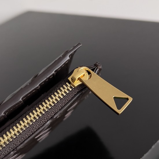 Bottega Veneta Intrecciato Medium Bi-Fold Wallet