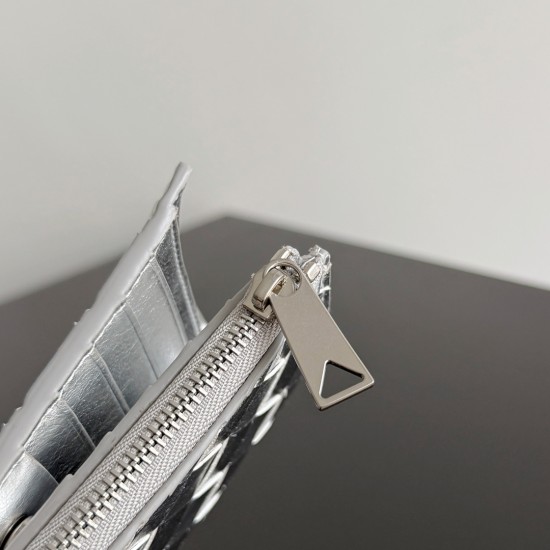 Bottega Veneta Intrecciato Medium Bi-Fold Wallet