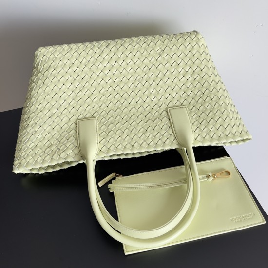 Bottega Veneta Medium Cabat
