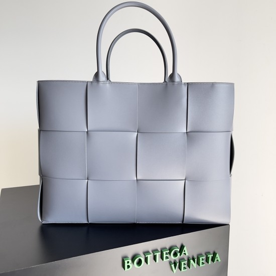 BottegaVeneta Large Arco Tote Bag