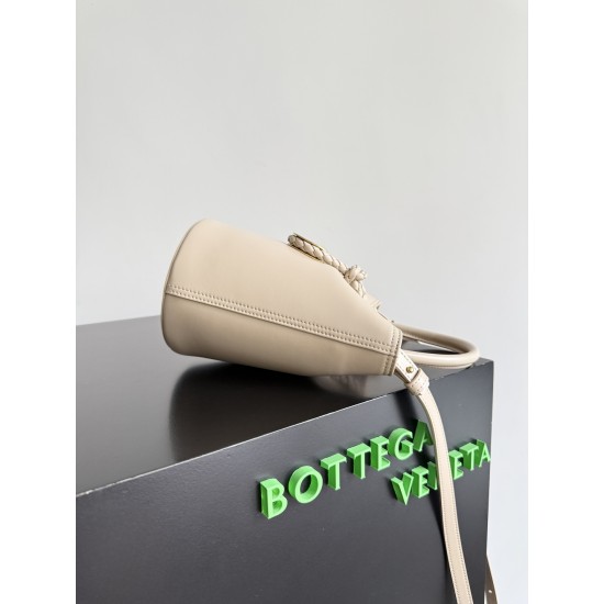 Bottega Veneta Small Liberta Bucket