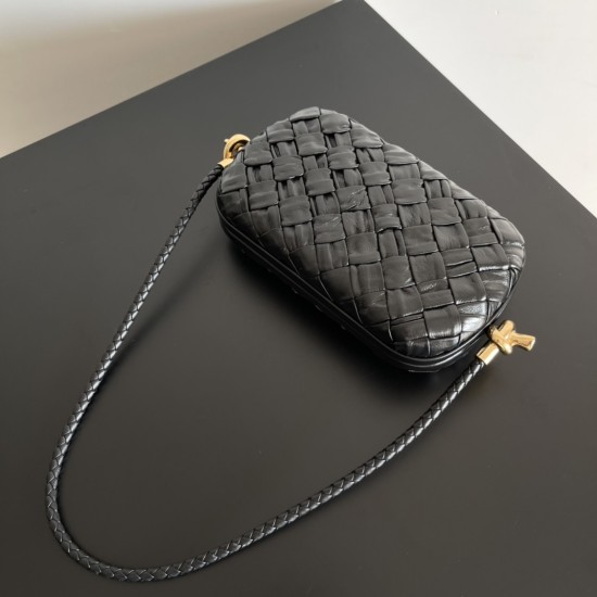 BottegaVeneta Knot On Strap Dinner Package Size: 20.5*6*12.5CM