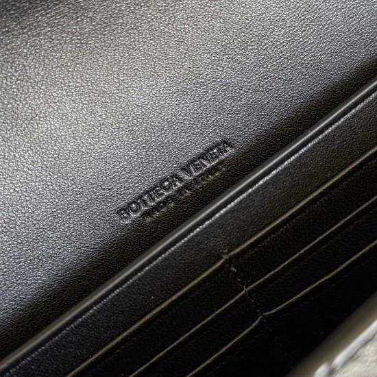 Bottega Veneta Andiamo Clutch
